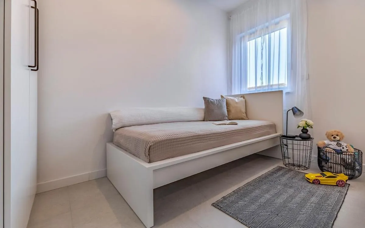Villa Veluana Apartment 2 With Terrace Pula Croatia